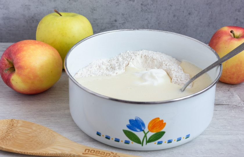 1. Этап. Пряные кексы: В сухую массу добавьте половину масляной смеси и сметану. Размешайте ложкой.