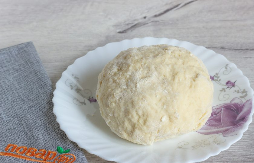 1. Этап. Гуль-ханум с тыквой и курицей: Постепенно введите оставшуюся муку (может уйти чуть больше или меньше) и замесите мягкое тесто.