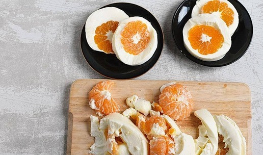 1. Этап. Мандарины в желе «Радость новогодняя»: 7. Как честный человек, показываю, как есть... Вот на этом-то этапе я и обнаружила ошибки… Может, руки не оттуда, может, нож не тот... В итоге бОльшую часть слопали так, ложкой. На вкусе совершенно не отразилось, но красота…увы…. Ну, с красотой у меня извечные проблемы. )))