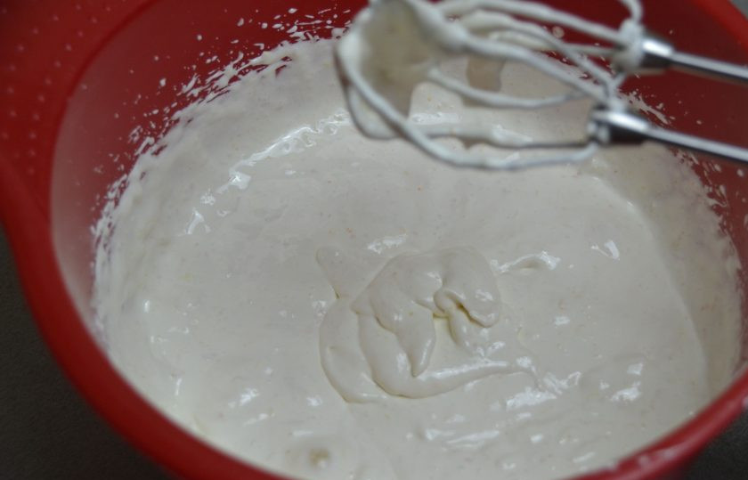 1. Этап. Апельсиновый зефир: Тонкой струйкой вливайте сироп к белкам при непрерывном взбивании. Взбивайте до тех пор, пока миксер не будет оставлять четкие и рельефные следы на зефирной массе.