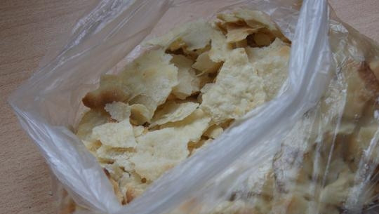 1. Этап. Сладкая колбаска со сгущенкой: Печенье или коржи уложите в пакет и раскрошите.