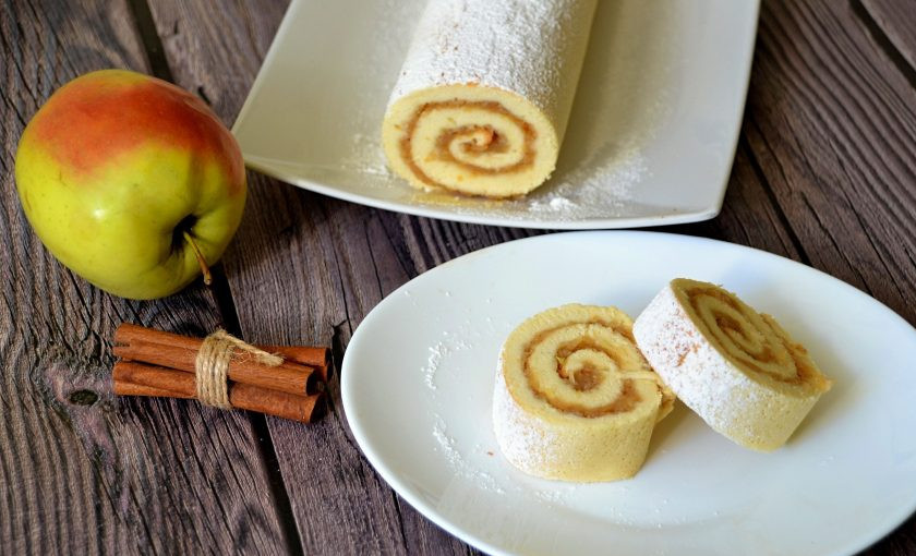 1. Этап. Бисквитный рулет с яблоками: А теперь зовите всех домашних к столу на вкусное чаепитие с яблочным рулетом, выпечка получилась очень вкусная.