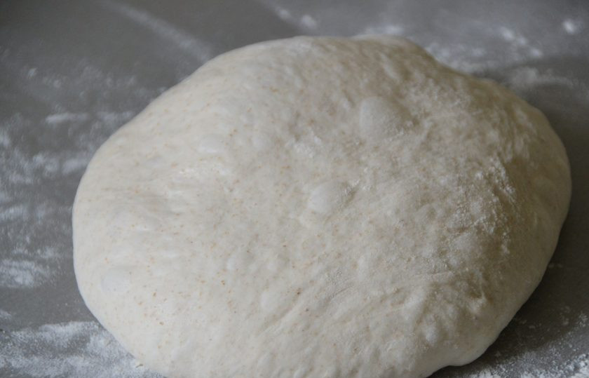 1. Этап. Шотис пури: Скатайте тесто в шар. Тесто очень мягкое, пузыристое.