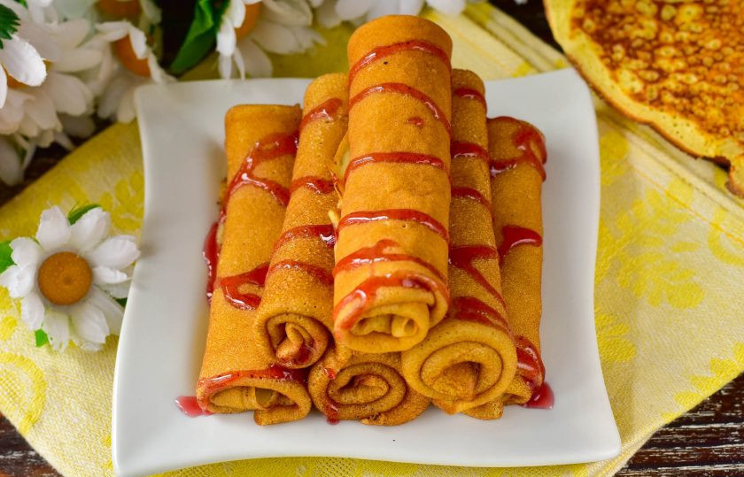 1. Этап. Заварные блины на кефире и молоке: Скрутите блинчики трубочками и выложите на блюдо. Приятного аппетита!