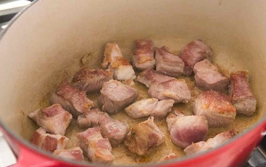 1. Этап. Свинина тушеная с зирой: 3. Обжарьте на сильном огне до румяности.