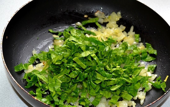 1. Этап. Пирог с фетой и шпинатом: Добавьте измельченный шпинат. Томите на среднем огне пару минут, помешивая. Начинку немного остудите.