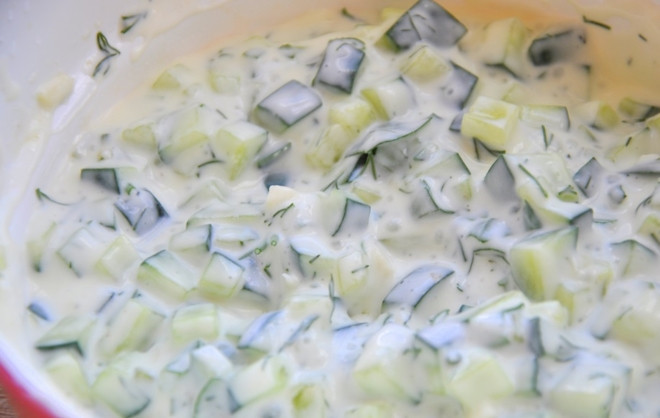 1. Этап. Греческий соус Цацики: 3. Укроп и петрушку мою, после этого измельчаю, в миске соединяю огурцы с зеленью и заливаю полученной заправкой.