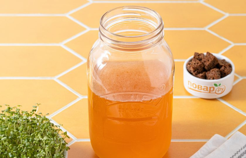 1. Этап. Закваска для кваса на дрожжах: Готовый квас процедите через сито. Он будет прозрачным и слегка газированным. По желанию в него можно добавить еще сахара, чтобы сбалансировать вкус. Перед подачей охладите его. Оставшуюся закваску храните в холодильнике и используйте по необходимости.