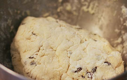 1. Этап. Ирландский содовый хлеб: 3. Понемногу вливайте кефир, вымешивая однородное тесто.