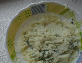 1. Этап. Картофельное пюре быстрого приготовления: 2. Медленно, постоянно помешивая, залейте хлопья водой. Добавьте соль и рубленый укроп по вкусу. Накройте тарелку крышкой или другой тарелкой, дайте постоять 2-3 минуты. Теперь добавьте сливочное масло, всё перемешайте. Картофельное пюре быстрого приготовления готово!