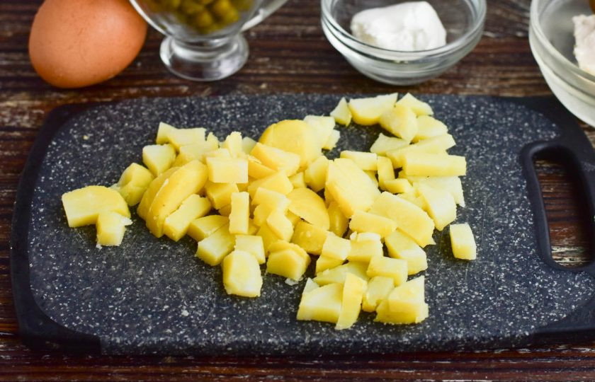 1. Этап. Оливье для диабетиков: Нарежьте вареный картофель кубиками. Если овощ у вас сырой, тогда предварительно его отварите в течение 20 минут. В воду добавьте хотя бы 0,5 ч. ложки соли, чтобы он был не пресным по вкусу.