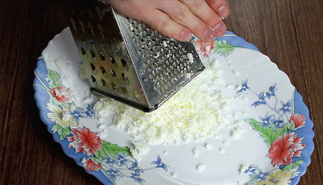 1. Этап. Слоеный салат с рыбными консервами: 1. Яйца отвариваем, остужаем, отделяем белки от желтков. Белки трем на мелкой терке и выкладываем на дно салатницы. Смазываем майонезом.