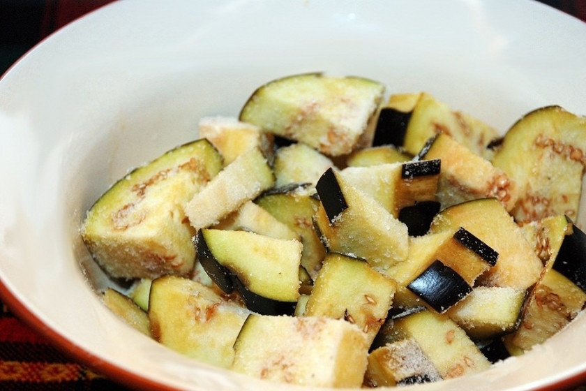 1. Этап. Подлива из баклажан: Баклажаны перед готовкой порезать кубиками и посыпать солью, для того, чтобы убрать горечь. Оставить на 20-30 минут, затем промыть и немного отжать. При такой обработке горечь исчезнет. Можно также подержать нарезанный баклажан в соленой воде. Смотрите сами — возможно это стоит сделать, чтобы не рисковать. Если семена в баклажане сформировались и их много, их стоит удалить. Если семян немного — можно их оставить.