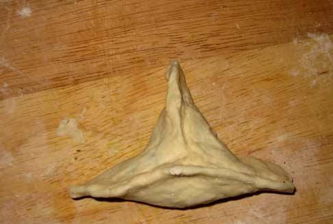 1. Этап. Хинкали в пароварке: В середину лепешки кладем немного начинки и соединяем края теста треугольником.