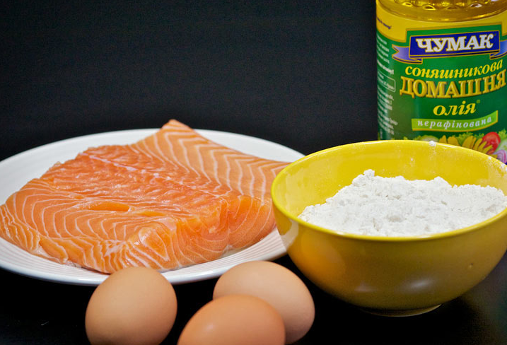 1. Этап. Горбуша кусочками: Подготовьте ингредиенты.