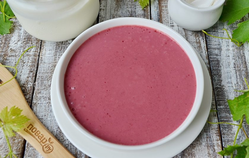 1. Этап. Сладкий холодник: Перелейте суп в тарелочку и украсьте на свой вкус, я положила в центр ягоды и полила сверху сметаной. Приятного аппетита!