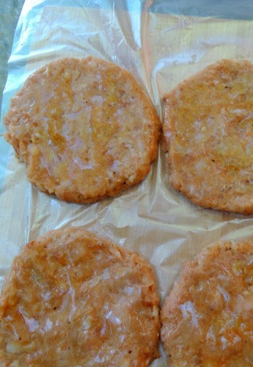 1. Этап. Бургер-гриль красный бархат: Котлеты смазать маслом с двух сторон.