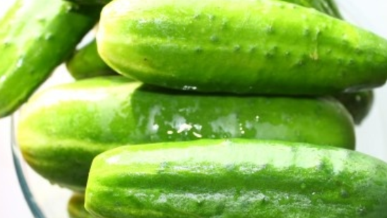 1. Этап. Салат из огурцов и морковки на зиму: Огурцы тщательно промойте, обрежьте 