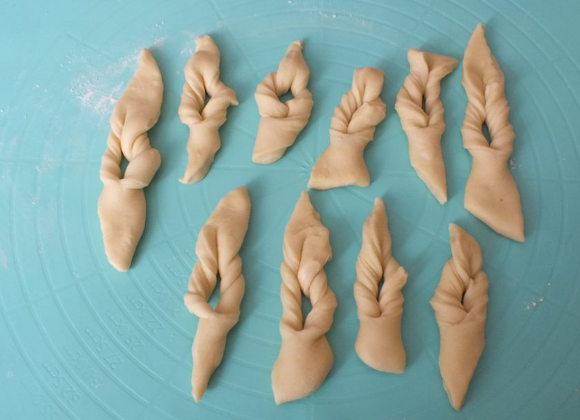 1. Этап. Хворост на сыворотке: Подготовьте подобным образом остальное тесто. Налейте в жаровню или в кастрюлю растительное масло и разогрейте на огне, чуть выше среднего.