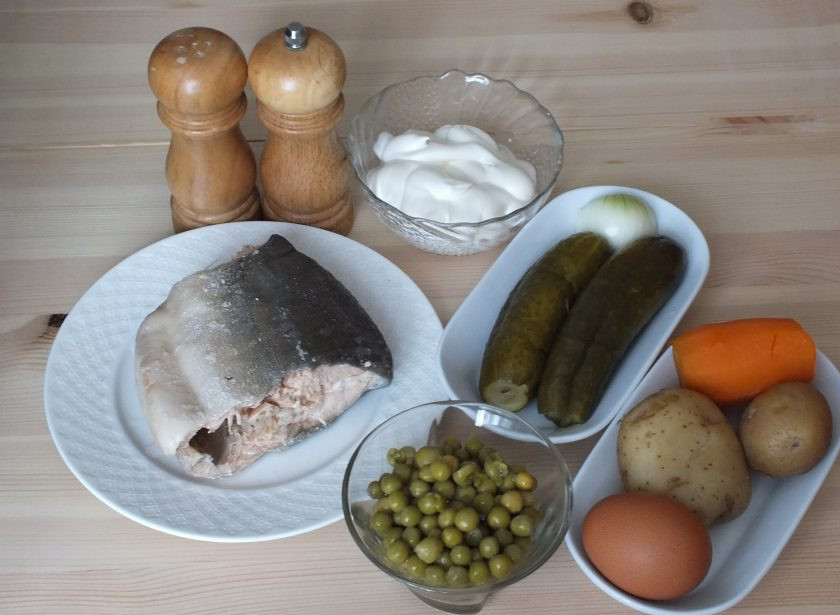 1. Этап. Оливье из красной рыбы: Подготовьте необходимые ингредиенты. У рыбы удалите тщательно кости и кожу.