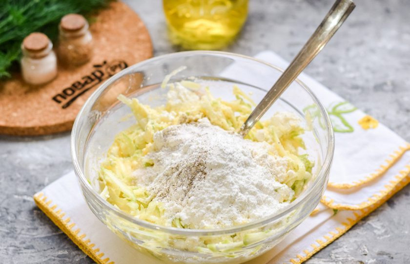1. Этап. Пирог с кабачком и творогом: Добавьте муку и разрыхлитель теста.