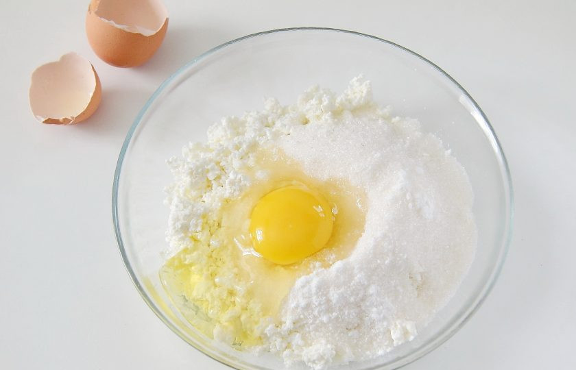 1. Этап. Домашняя ватрушка с шоколадной стружкой: 8. Пока тесто будет подходить приготовьте начинку. Соедините творог, оставшийся сахар, яйцо и ванилин.