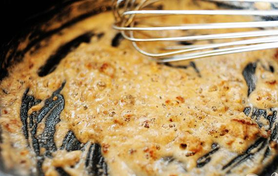 1. Этап. Куриный стейк с соусом: 4. Приготовить соус. Слить жир от мяса в миску. Нагреть сковороду на среднем огне. Добавить 1 / 4 стакана жира обратно. Равномерно насыпать 1 / 3 чашки муки. Используя венчик, смешать муку с жиром, чтобы получилась золотисто-коричневая паста. Если паста кажется жирной, добавить еще столовую ложку муки и перемешать.