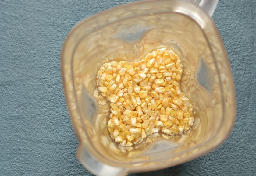 1. Этап. Кукурузное молоко: Измельчите зерна в блендере.