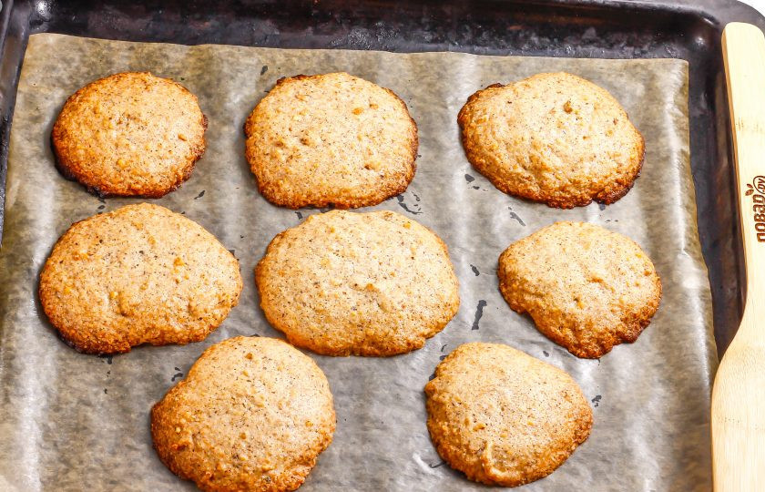 1. Этап. Ореховое печенье без муки: Разогрейте духовку до 140 градусов и поместите в нее противень с заготовками. Выше нагрев не делайте! Выпекайте печенье примерно 30-40 минут до румяности.