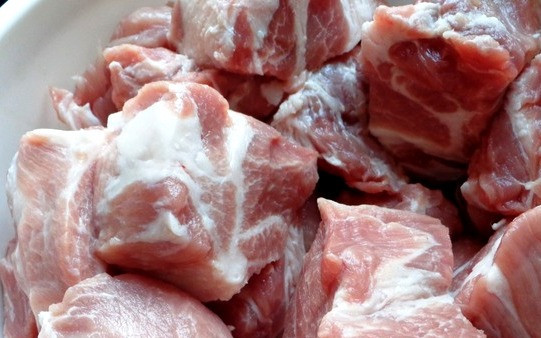 1. Этап. Шашлык на скорую руку: Итак, хорошенько промываем мясо под проточной водой и нарезаем его на небольшие порционные кусочки.