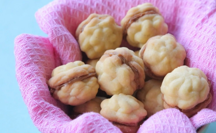 1. Этап. Печенье Тающий момент: 5. Соедините печенье по вкусу любой начинкой, в этом рецепте – вареной сгущенкой. Приятного аппетита!