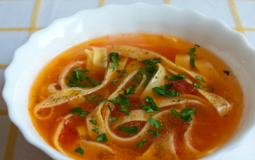 1. Этап. Суп бедного бедняка: Доводим до кипения кастрюлю с водой (1 литр) и добавляем: лук, капусту, овес. Варим 10 минут, после чего засыпаем грибной порошок. Через 5 минут кладем лапшу, соль и лавровый лист. Варим до готовности еще 20 минут. При подаче добавляем сметану и зелень. Приятного аппетита!