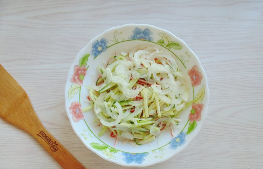 1. Этап. Салат Лиза: Репчатый лук очистите, ополосните и нарежьте полукольцами. Выложите в салатник.