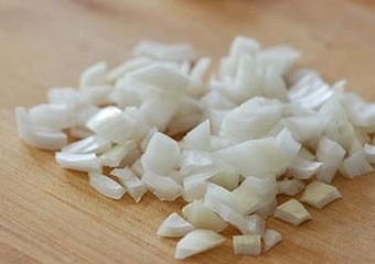 1. Этап. Пирожки с горохом жареные: Почистить и мелко нарезать лук.