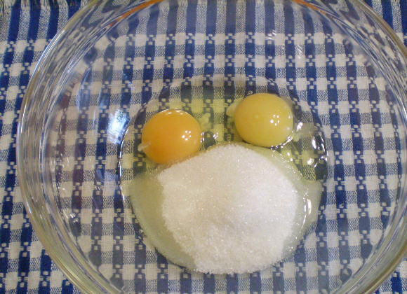 1. Этап. Торт со сметанным кремом: 2. Готовим тесто для бисквита. Взбиваем сахар с яйцами до пышной пены.