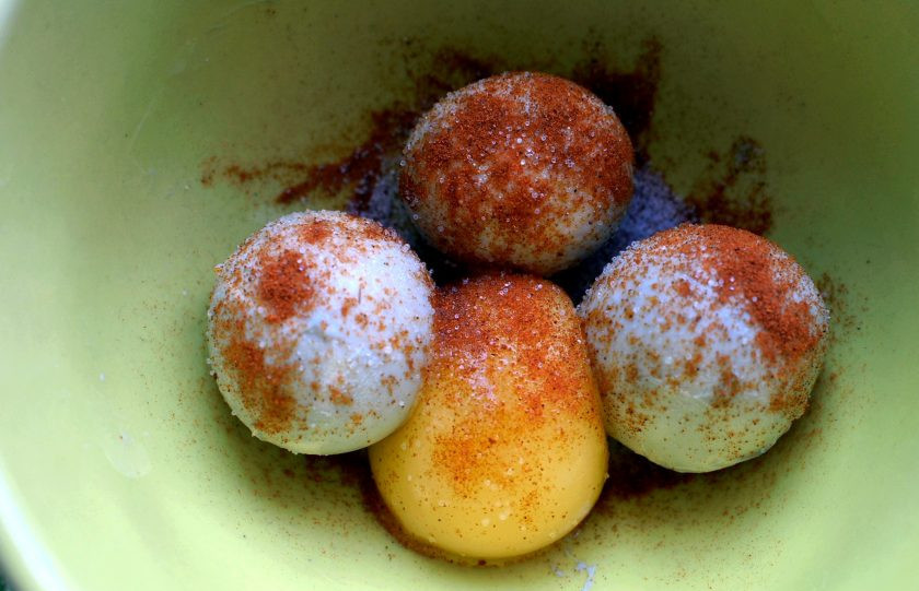 1. Этап. Бульон с клецками «Мимоза»: А теперь, собственно, сами клецки. Возьмите три вареных желтка и один сырой. Для трех порций как раз хватит. Если будете делать большее количество, пропорцию соблюдайте. Добавьте щепотку паприки и слегка посолите. Конечно, из домашних яиц с яркими желтками клецки будут намного красивее.