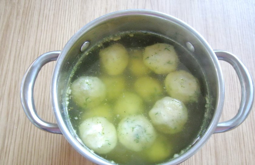 1. Этап. Куриный бульон с галушками из лаваша: Куриный бульон посолите, поперчите (если нужно) и добавьте в него галушки из лаваша.