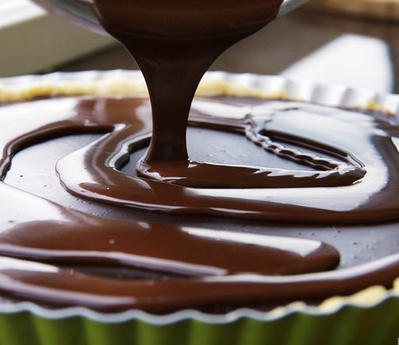 1. Stage. Chocolate tart: For the glaze, mix the chocolate with butter and add the boiling cream to the kidneys, pour the cooled tart over with the glaze.