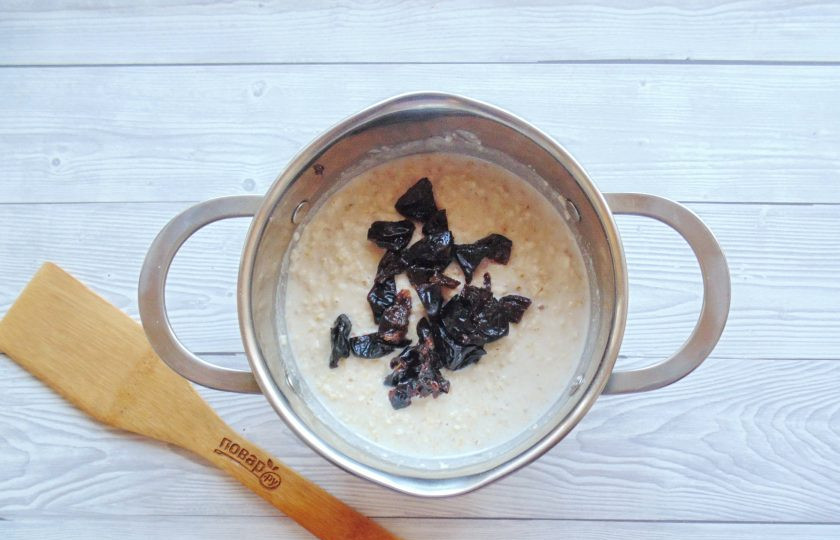 1. Этап. Овсянка с черносливом: Кашу посолите и добавьте сахар по вкусу. Варите 5 минут, периодически перемешивая. Размягченный чернослив разрежьте на две-три части и выложите в кашу.