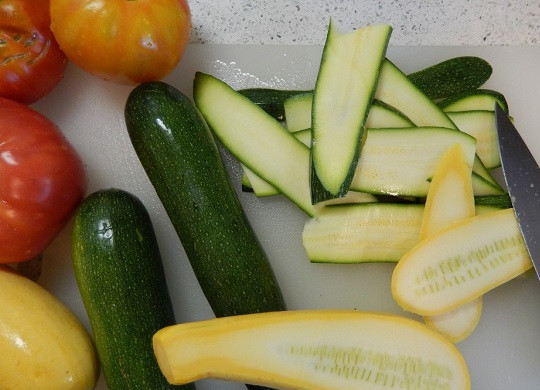 1. Этап. Лазанья с кабачками и помидорами: 1. Кабачки вымыть, немного обсушить бумажным полотенцем и нарезать тонкими полосочками вдоль. Немного посолить по вкусу, при желании поперчить и добавить любимые специи.