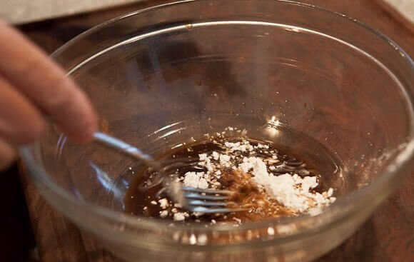 1. Этап. Мясо в рисовой бумаге: 1. В глубокой мисочке соедините вино, соевый соус, крахмал и добавьте щепотку перца. Все перемешайте.