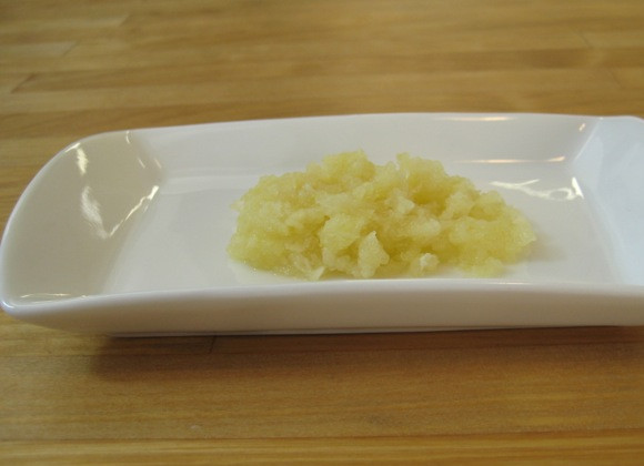 1. Этап. Белый соус для пиццы: 2. Параллельно очистите и измельчите чеснок. При желании можете также использовать молотый сушеный чеснок.