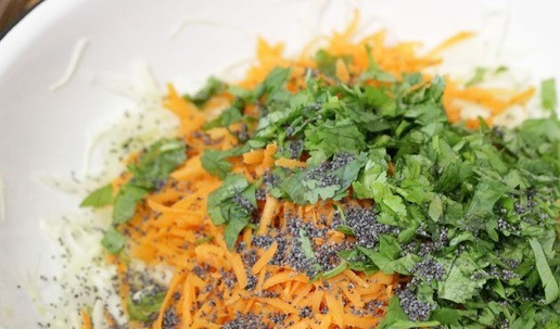 1. Этап. Капустно-морковный салат с яблоком: Всыпать ложку мака.