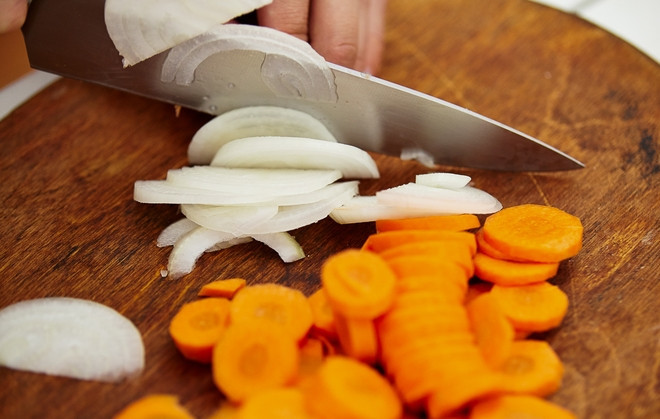 1. Этап. Суп со свеклой и щавелем: Нарежьте очищенный лук и морковь.