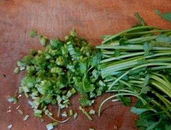 1. Этап. Плов бухарский: Зелень вымыть, обсушить и нарубить ножом.