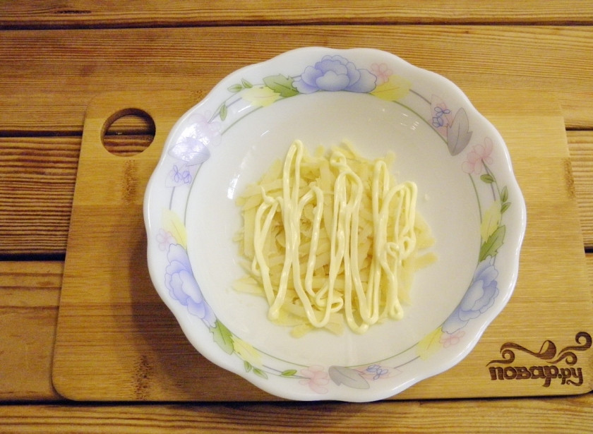 1. Этап. Селедка под шубой без моркови: Начинайте сборку салата. Возьмите порционные салатники или одно большое блюдо. Первым слоем уложите картофель. Посолите по вкусу, сделайте майонезную сетку.