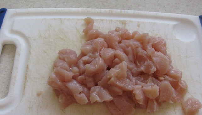 1. Этап. Кабачки тушеные с мясом: Куриное филе промываем, высушиваем и нарезаем кубиками.