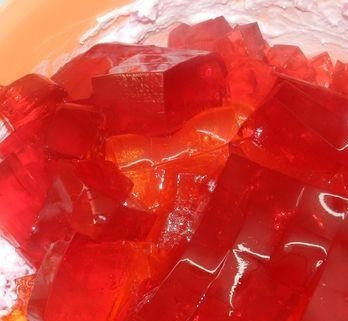 1. Этап. Пляцки украинские: Пятую пачку желе растворить, остудить и вылить в сметану. Затем добавить кубики желе.