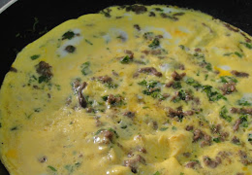 1. Этап. Омлет с мясным фаршем: Несколько минут и омлет готов.