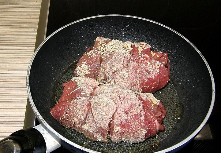 1. Этап. Рулеты из говядины в духовке: Берем чистую сковороду и разогреваем в ней растительное масло, рулеты обваливаем в панировочных сухарях или муке и обжариваем на сковороде до румяной корочки.